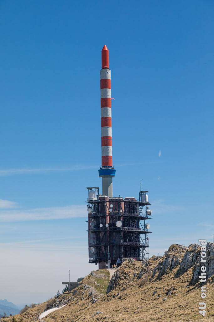 Beim Anblick der Sendeantenne auf dem Gipfel des Chasseral erwartet man fast, gleich einen Raketenstart zu erleben.