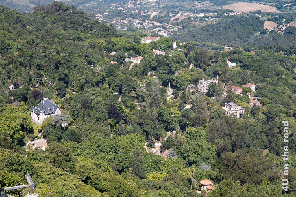 Villen in den Bergen von Sintra vom Castelo dos Mouros gesehen - zu sehen ist u.a. die Quinta da Regaleira und die Villa Sassetti, deren Garten ebenfalls seit einigen Jahren besichtigt werden kann. - Sehenswürdigkeiten von Sintra