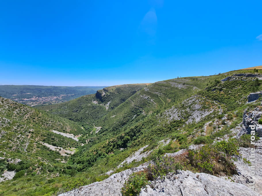 Im Hintergrund könnt ihr Alcaria sehen, von wo aus die Wanderung zur Fórnea durch den Taleinschnitt startet. - Naturpark Serras de Aire e Candeeiros