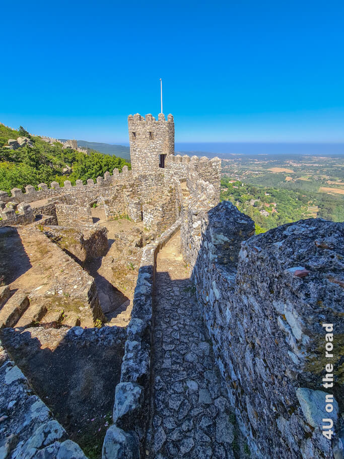 Auf den Zinnen des Castelo dos Mouros zu spazieren, ist nur für schwindelfreie geeignet. Sehenswürdigkeiten von Sintra