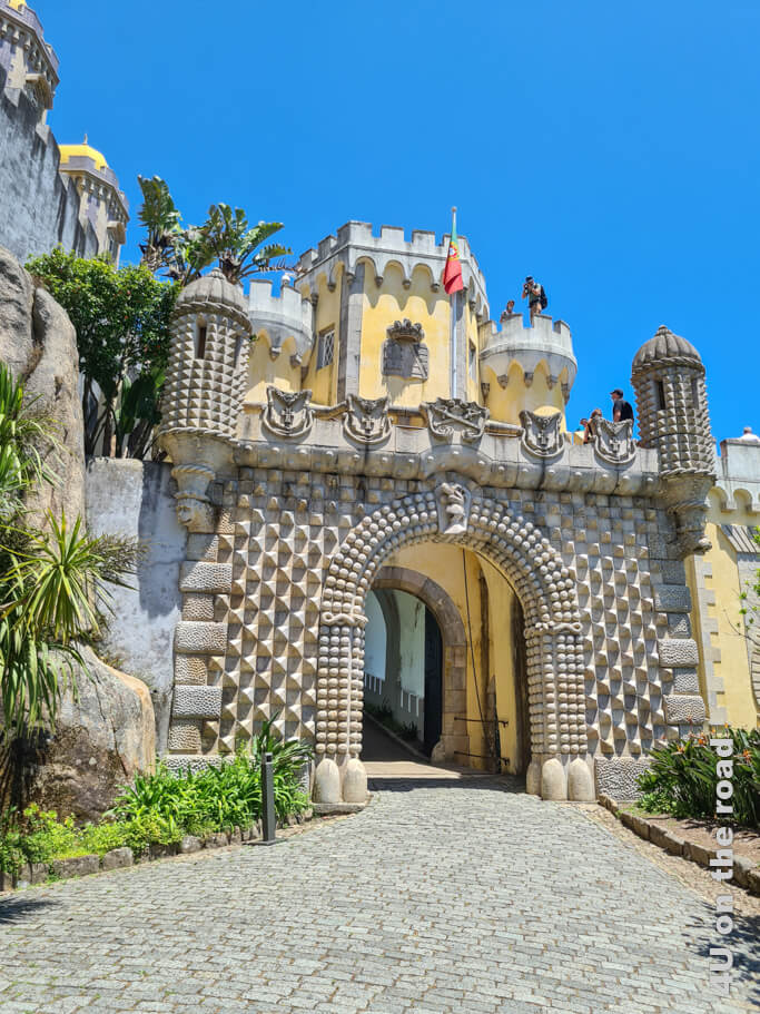 Durch dieses Tor gelangt man in den Zugangstunnel, der einen zum Palácio da Pena führt - Sehenswürdigkeiten von Sintra