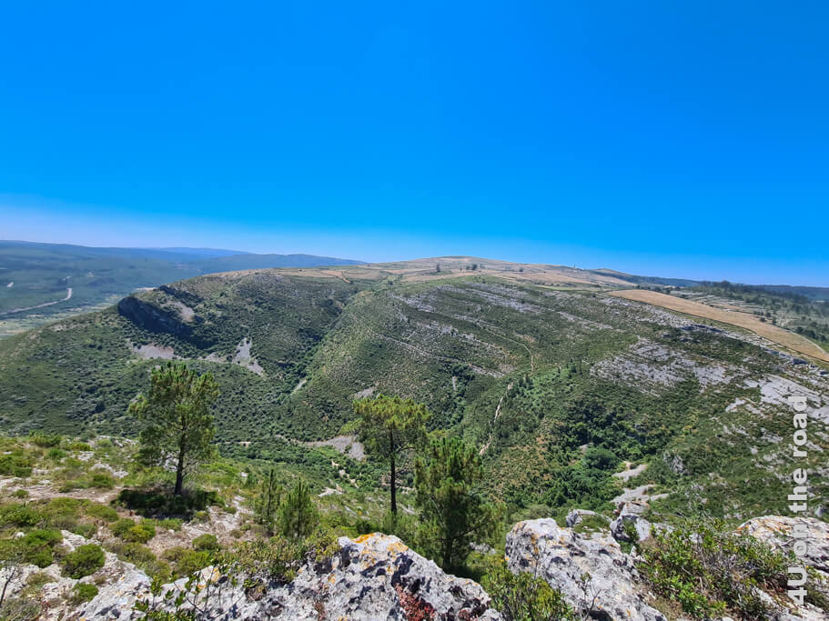 Blick in die Fórnea von Porto de Mós - Naturpark Serras de Aire e Candeeiros