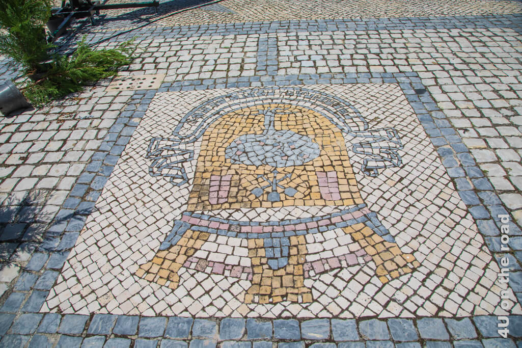 Wappen aus Pflastersteinen in Porto de Mós