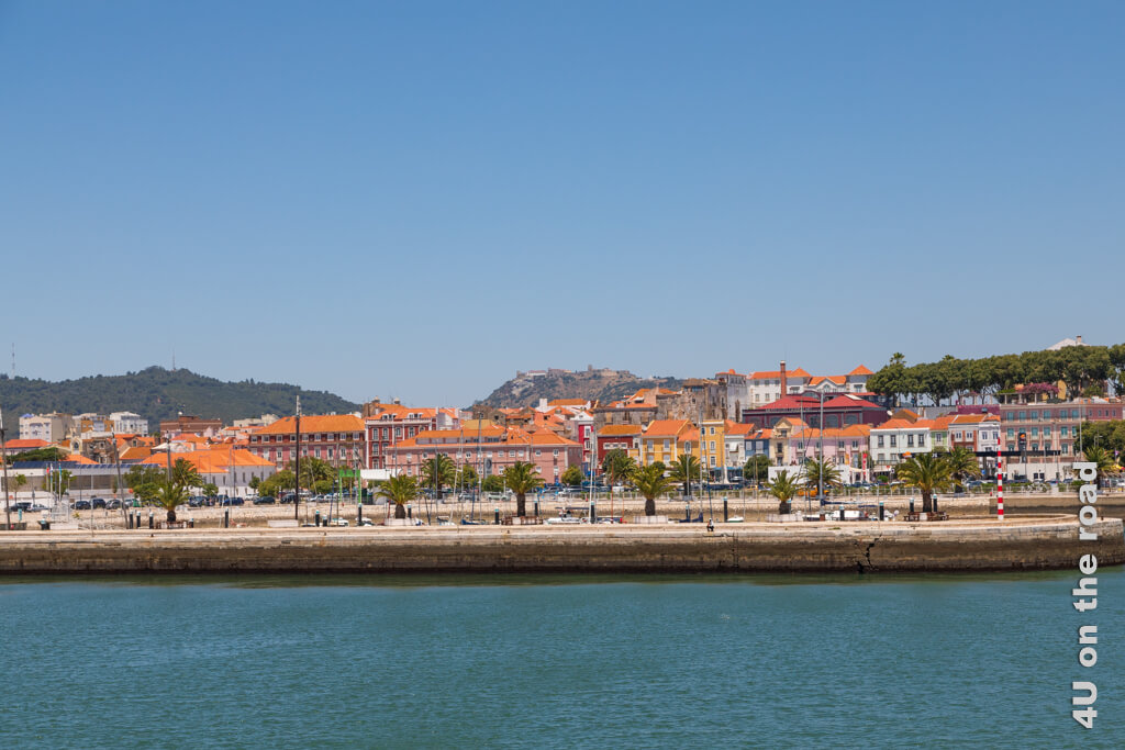 Setúbal vom Wasser aus gesehen. - Von Lissabon an die Algarve