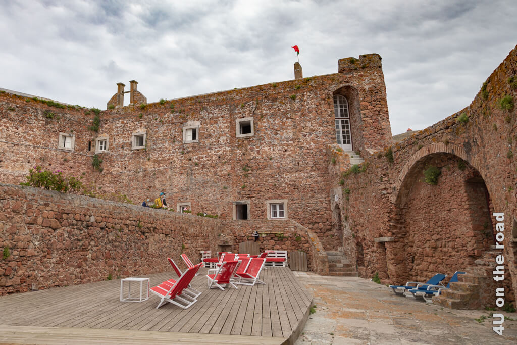 Im Windschutz der Festungsmauern laden Liegestühle und Sitzgelegenheiten zum Verweilen ein, während man vom Dach der Festung die Aussicht geniessen kann. Tour auf die Berlengas