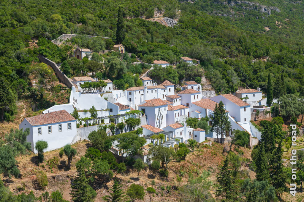 Das zu einem Dorf angewachsene Kloster von Arrábida. - Auf dem Weg von Lissabon zur Algarve im Naturpark von Arrábida