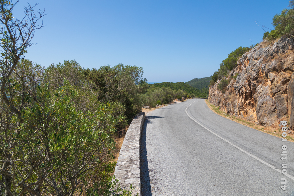 Entlang der N-379 im Naturpark von Arrábida gibt es nur wenig Möglichkeiten kurz anzuhalten, um die Aussicht zu geniessen. - Von Lissabon an die Algarve