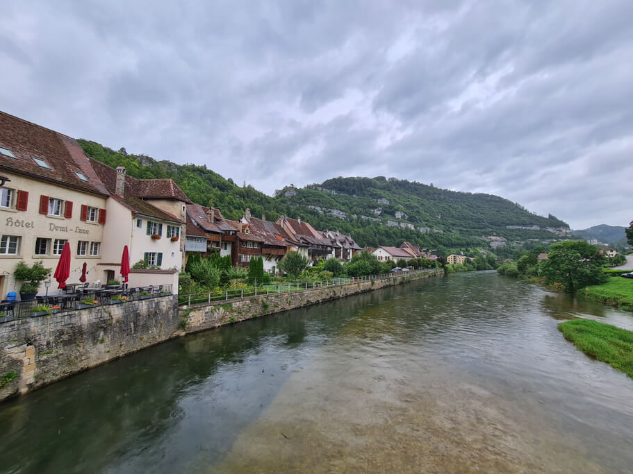 Blick von der historischen Doubsbrücke - Sehenswürdigkeiten im Jura und Drei-Seen-Land