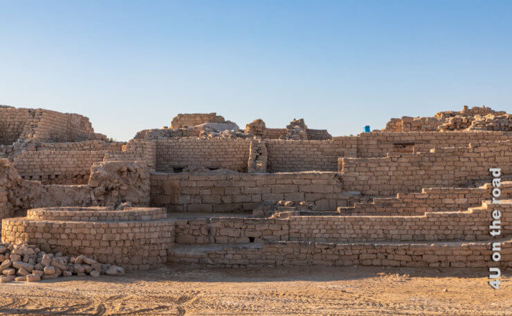 Mauerreste, die aus Steinfundstücken rekonstruiert werden - Feature Al Baleed
