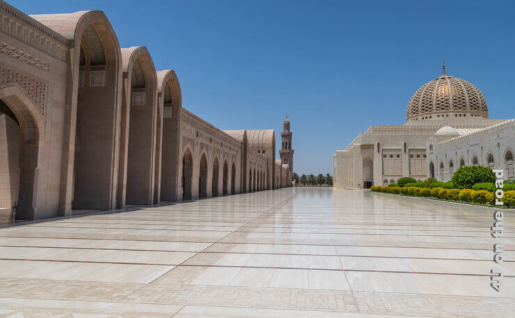 Endloser Marmorweg zwischen Moschee und Nebengebäuden - Feature Sultan Qaboos Moschee