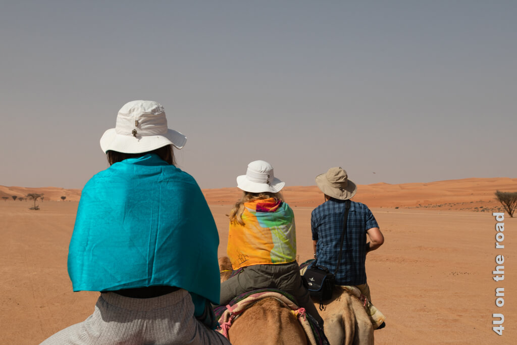 Auch beim Kamelreiten in der Sandwüste bieten die Tücher einen guten Schutz vor der Sonne, wie dieses Bild zeigt. Oman Reisetipps Kleidung