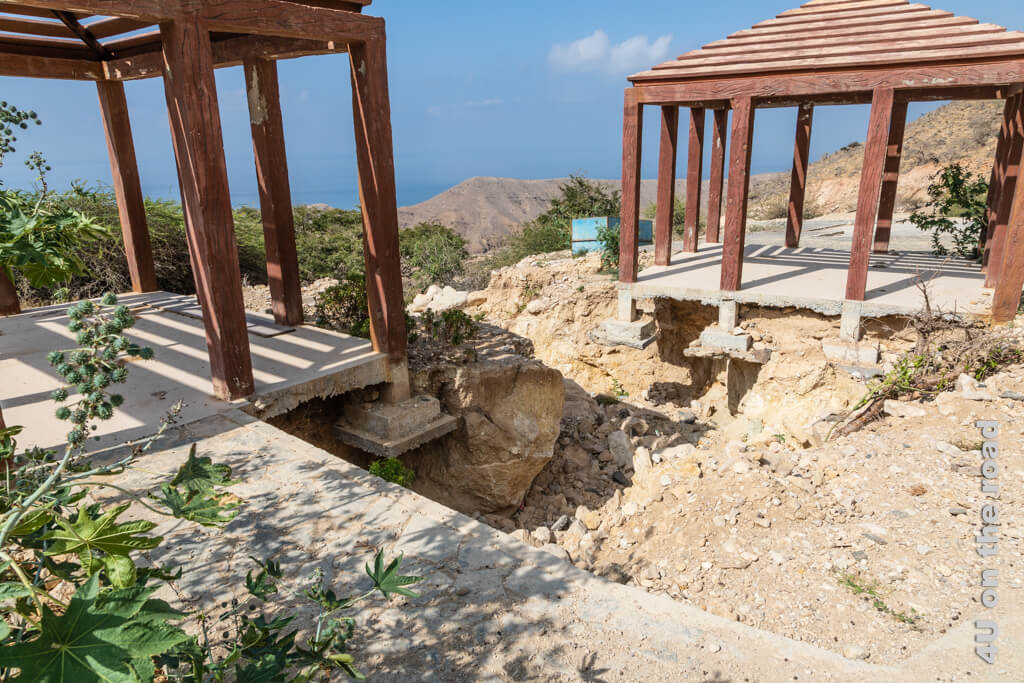 Zwei Pavillons auf einem Picknickplatz, die vom Wasser so unterspült wurden, dass die Hälfte der Fundamente in der Luft hängen. Oman Reisetipps 