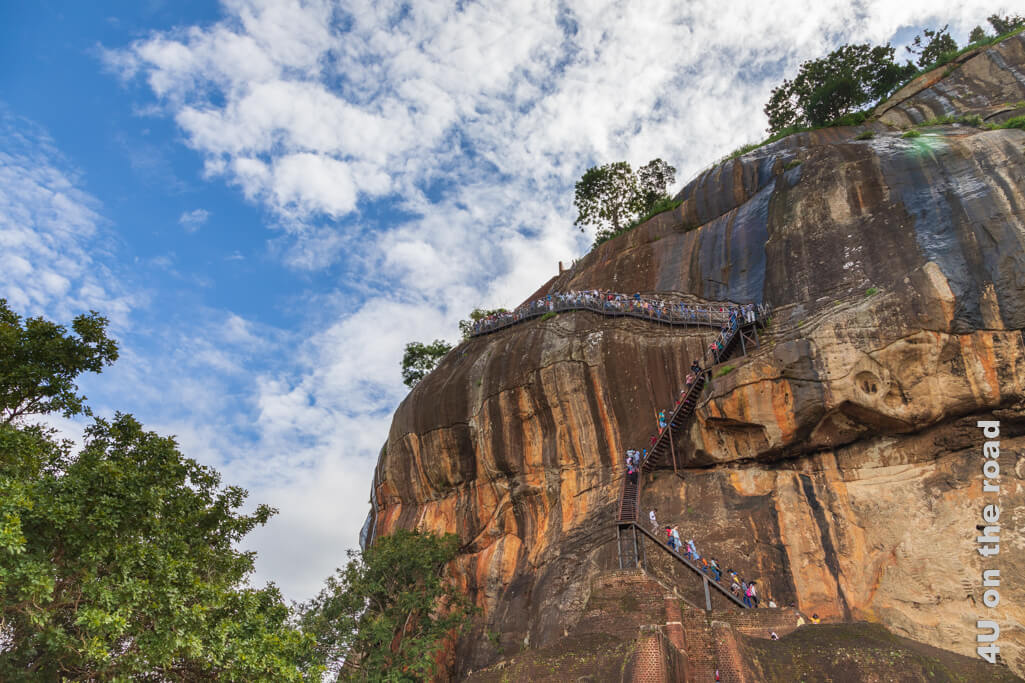 Eine Metalltreppe führt von der Löwenterrasse aussen im Zickzack auf den Sigiriya Felsen hoch. 