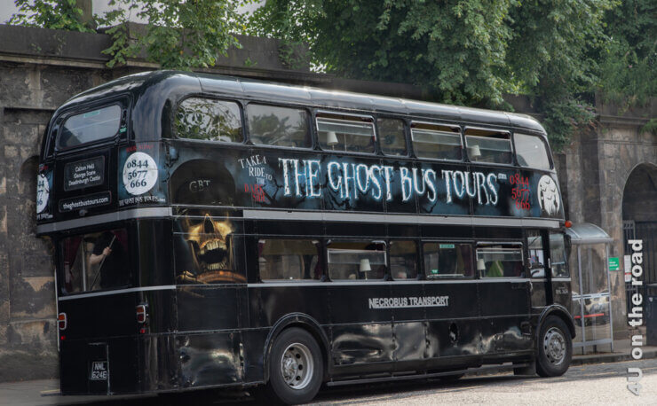 Ein schwarzer Doppeldeckerbus mit schauriger Bemalung - Feature Busfahren Edinburgh