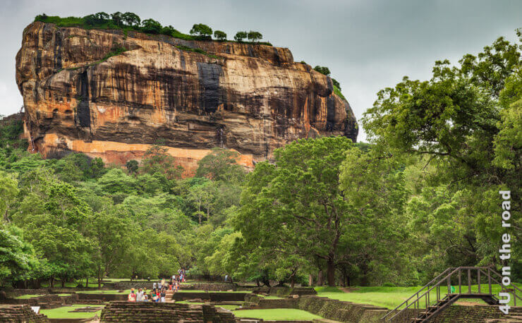 Der grosse einzelstehende Felsen mit der Felsenfestung Sigiriya von unten gesehen. Feature