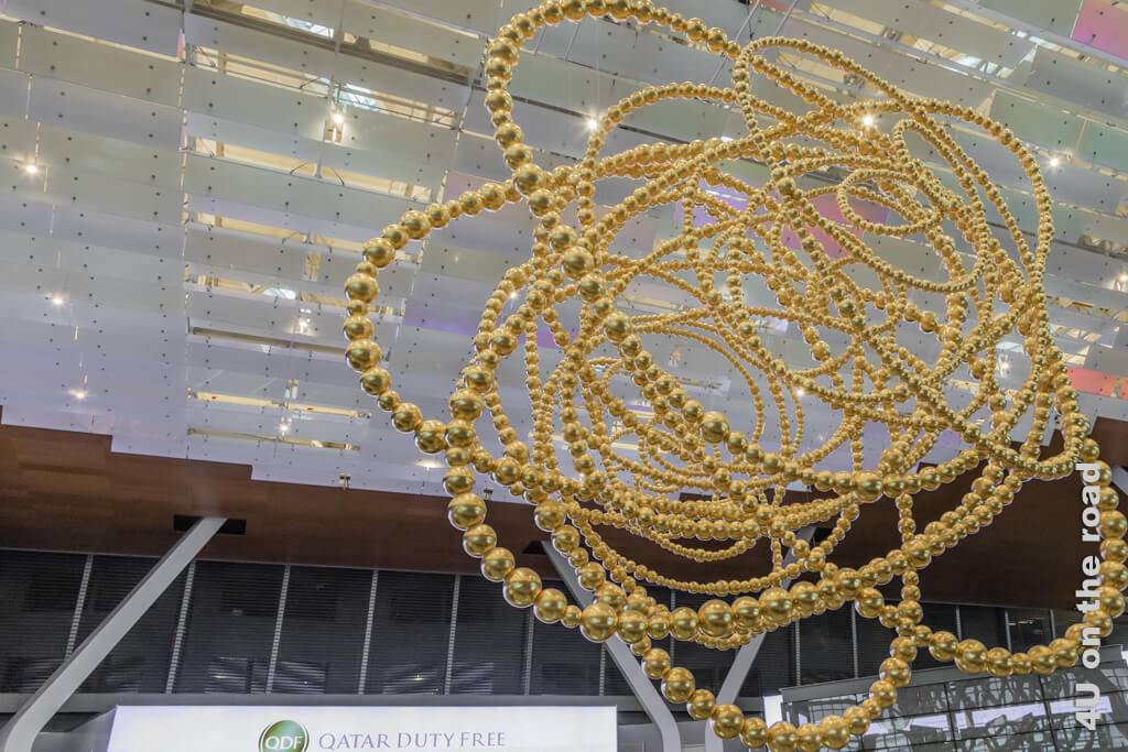Wild gewundene Perlenschnüre nehmen das Licht auf und funkeln im Flughafen von Doha. - Reisetipps für Sri Lanka von A bis Z