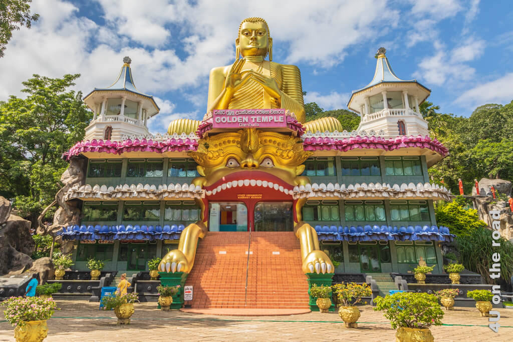 Der Goldene Tempel wird von einem 30 m hohen sitzenden Buddha überragt. Der Eingang stellt ein Löwenmaul dar. Das Geländer sind die Beine mit Pfoten. Auf drei Etagen, die mit blau, weiss und rosa farbenem Dekor geschmückt sind, thronen noch zwei Türmchen.