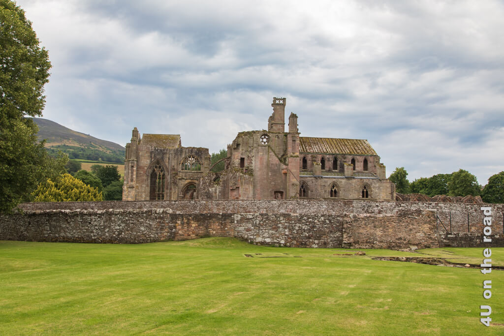 Seitliche Aufnahme von Melrose Abbey, einer beeindruckenden Klosterruine mit vielen gothischen Elementen.