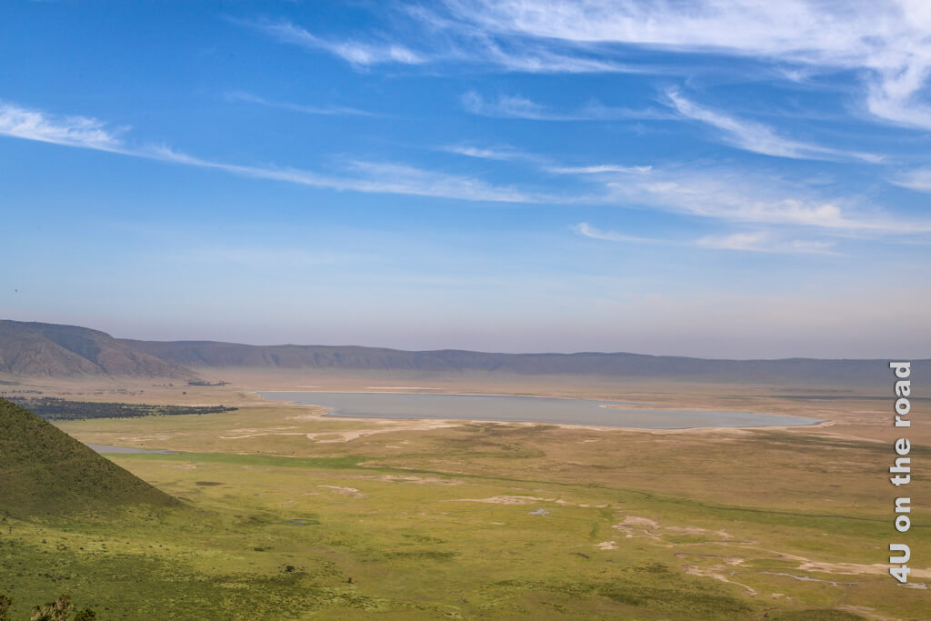 Aussicht von oben auf einen Teil des Ngorongoro Kraters mit See.