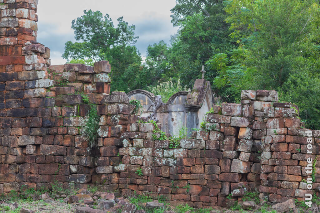 Die Ruinen der Jesuiten Mission Santa Ana in der Provinz Misiones sind geheimnisvoll. Mauerreste  geben den Blick auf eine Art Mausoleum frei.