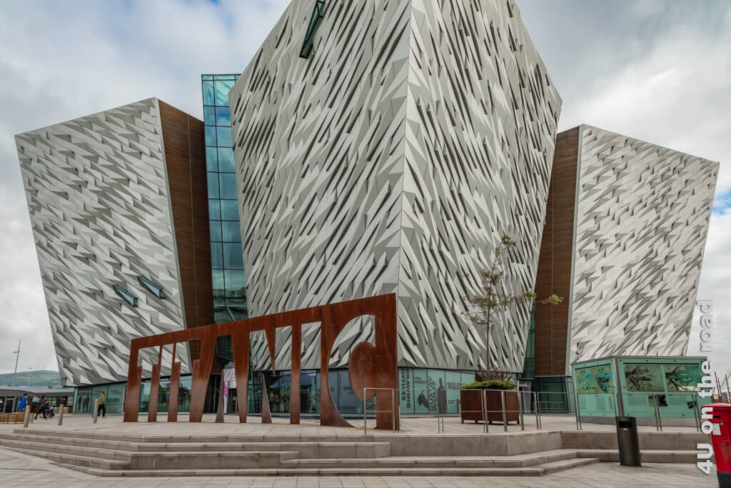 Bug eines Schiffes oder Eisberg, die Architektur des Titanic Museums ist spannend. - Tipps für Irlands Norden