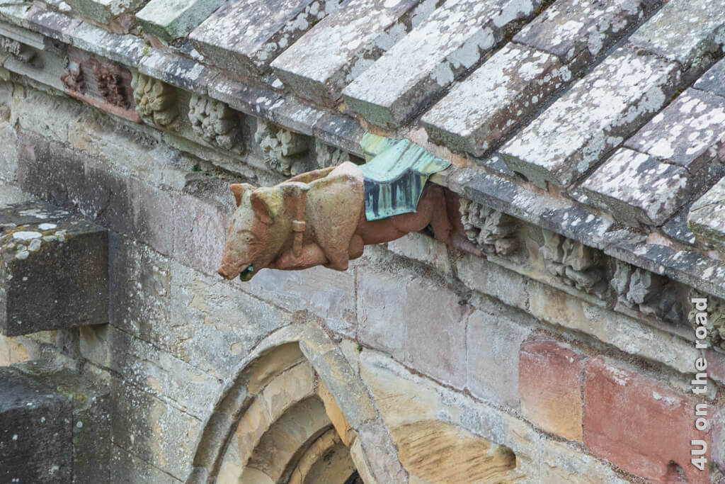 An der Dachkannte als Wasserspeier hängt ein Schwein, welches den Dudelsack mit den Vorderbeinen am Bauch zusammenpresst. Dies ist wohl eine einzigartige Sehenswürdigkeit in der Nähe von Edinburgh.