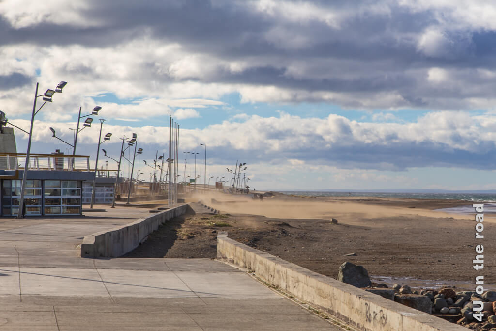 Der Wind treibt Sand vor sich her und verteilt ihn nicht nur am Strand in Punta Arenas.