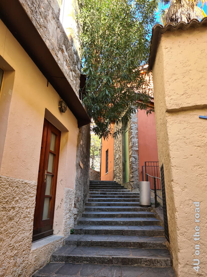 Bunte Häuser flankieren eine Treppe - Gandria am Ende des Olivenwegs