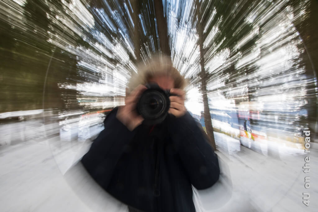 Selbstportrait mit Zoom im Wald im Spiegel beim eigentlich ersten Posten des Fototrails Sörenberg
