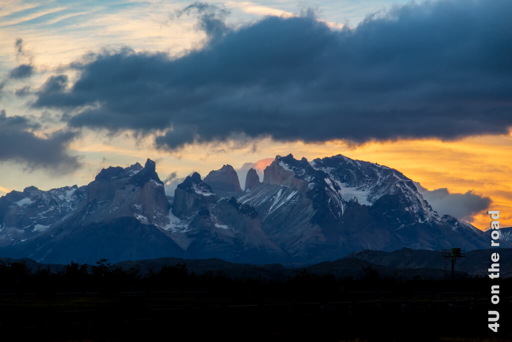 Die schnellen Wetterwechsel führen auch zu dramatischen Sonnenuntergängen mit dunklen Wolken oberhalb der Torres und gelb-orangem Himmel.