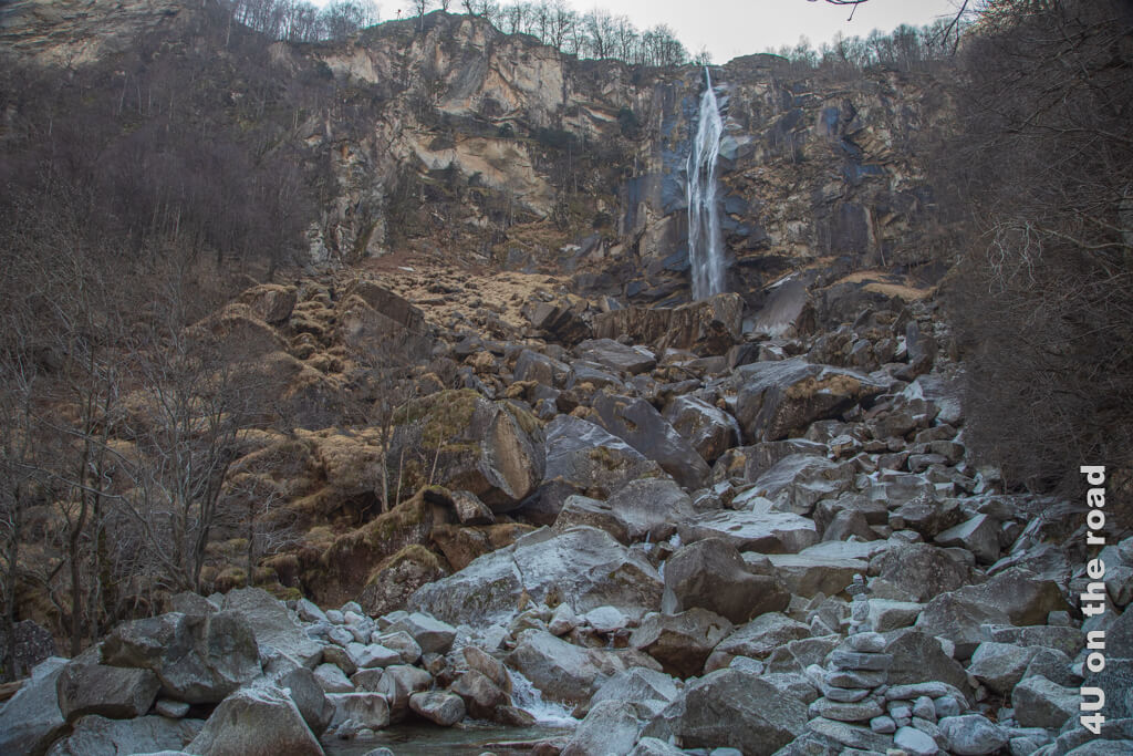 Ein breites mit grossen Felsbrocken übersätes Flussbett führt den Blick langsam zum Wasserfall von Foroglio und gibt eine Ahnung davon, wie viel Wasser der Wasserfall nach unten befördern kann. - Bavonatal
