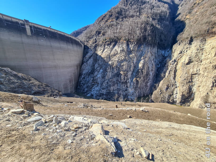 Die Perspektive täuscht und lässt die 220 m hohen Staudamm der Verzasca ohne Grössenvergleich gar nicht so hoch erscheinen. Auf dem Bild ist aber ein winziges Menschlein versteckt. Erst in Bezug auf ihn kann man die Höhe erkennen.