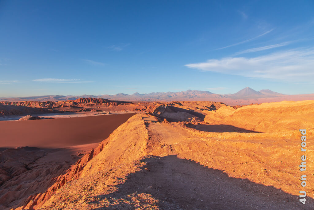 Die Sehenswürdigkeit der Atacama Wüste, das Valle de la luna. Berge und Sand, jetzt im Abendlich Rot und Golden.