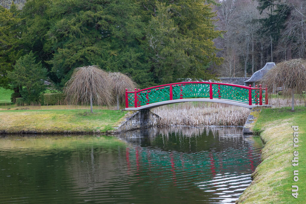 Die chinesische Brücke im Herkules Garten wirkt mit ihrer grün-roten Farbgebung etwas fehl am Platz.