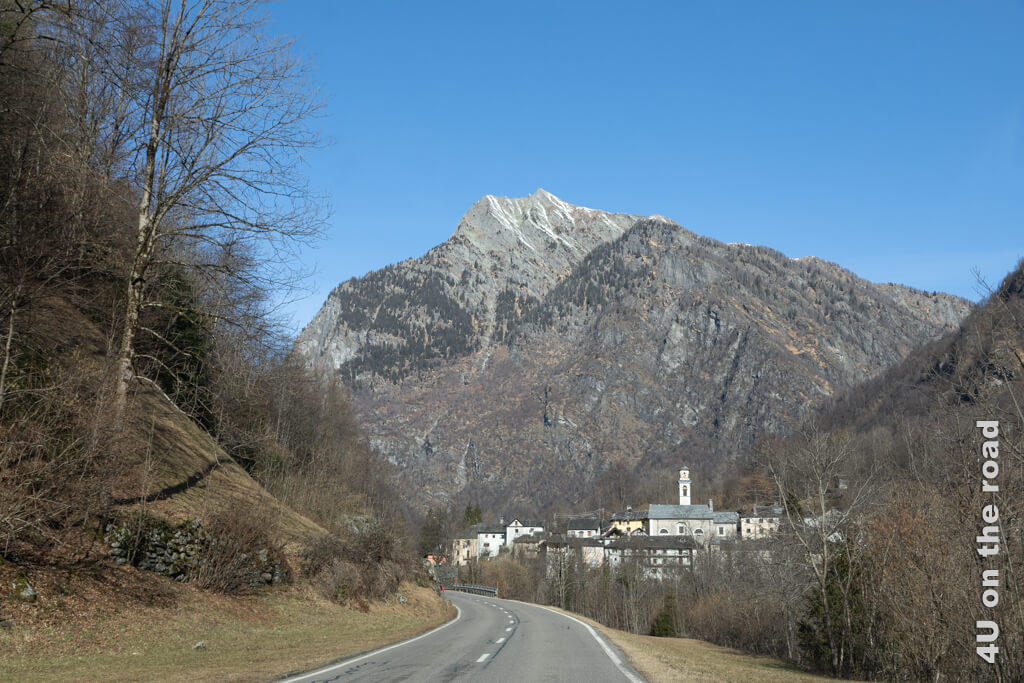 Der Ort Lavizzara, der dem Lavizzaratal seinen Namen gab, liegt malerisch zu Füssen eines Berges und ist überraschend gross. 