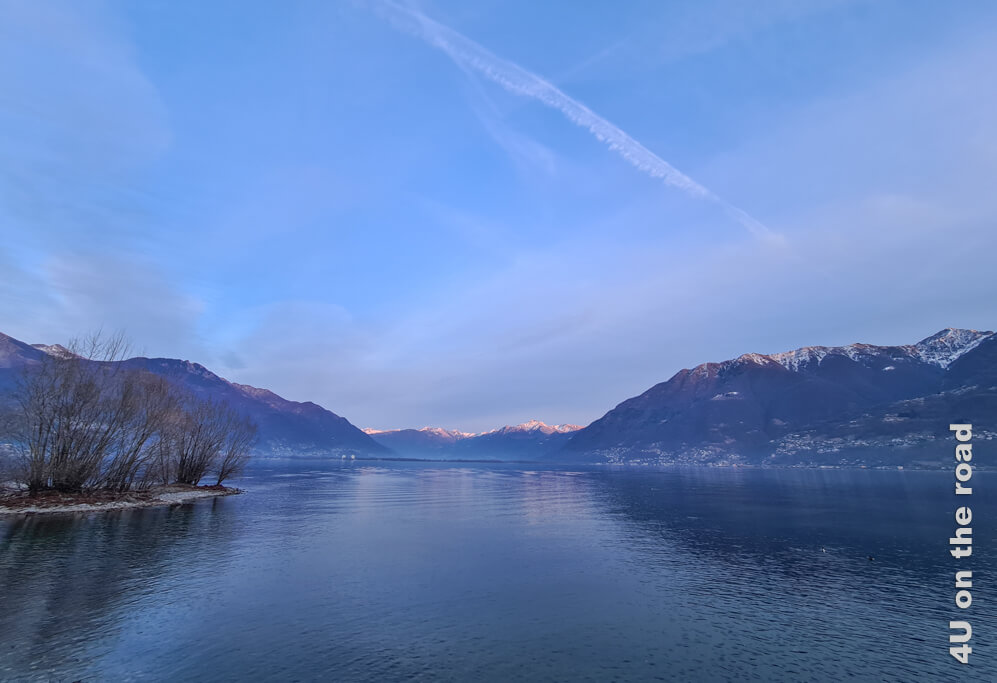 Nur noch die Bergspitzen an der Stirnseite des Lago Maggiore glühen von der Sonne erleuchtet.
