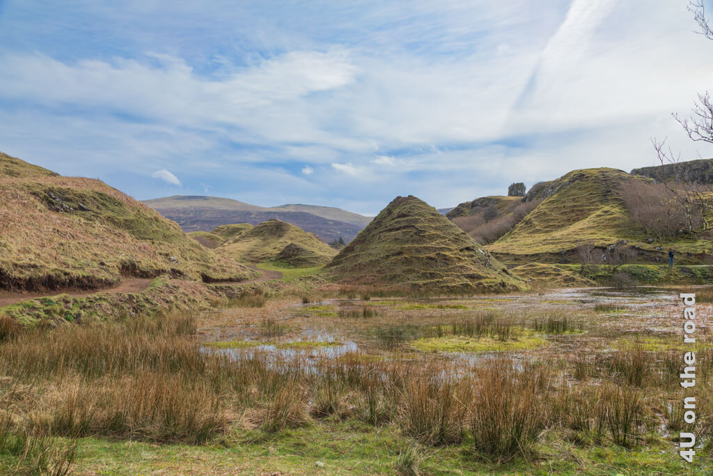 Hügel wie Zuckerhüte mit Weidespuren, kleine Seen in den Vertiefungen. Diese liebliche Landschaft der Fairy Glens ist einer unserer Lieblingsorte auf der Isle of Skye.