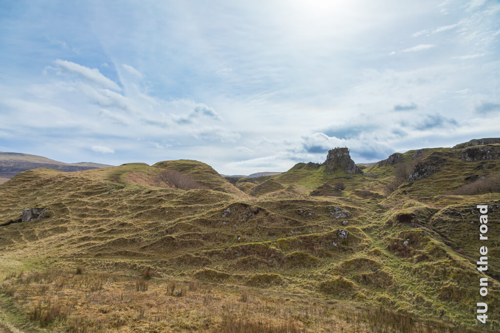 Im Bild sieht man einen markanten Hügel, der oben platt ist. Dies ist Castle Ewen. Umgeben ist dieser Hügel von zahlreichen weiteren Hügeln mit deutlichen Wegemustern des weidenden Viehs.