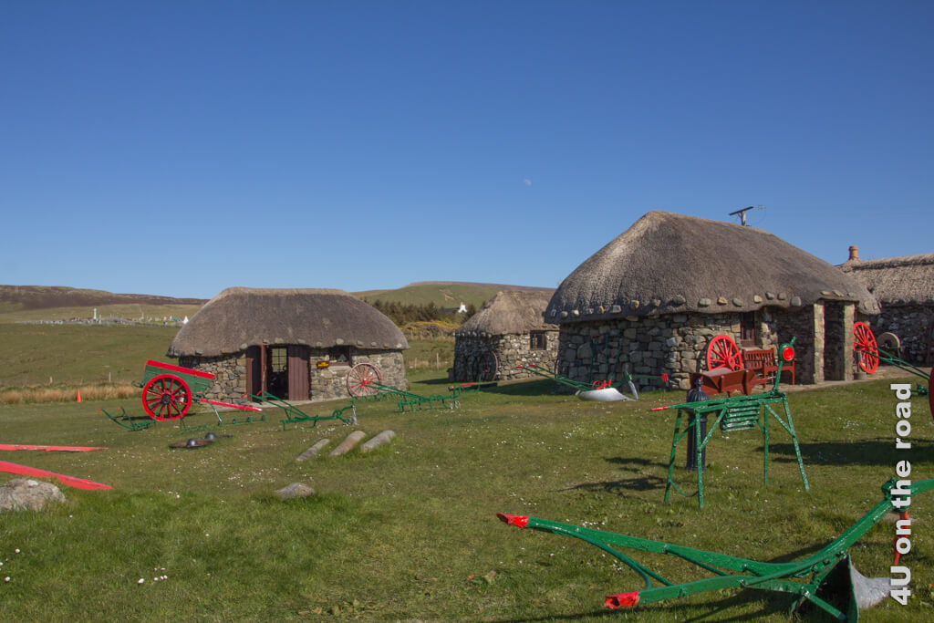 Diese Sehenswürdigkeit auf der Isle of Skye hat sich kein bisschen zu 2012 verändert. Immer noch stehen die grün und rot gestrichenen Werkzeuge zwischen den strohgedeckten Hütten. 