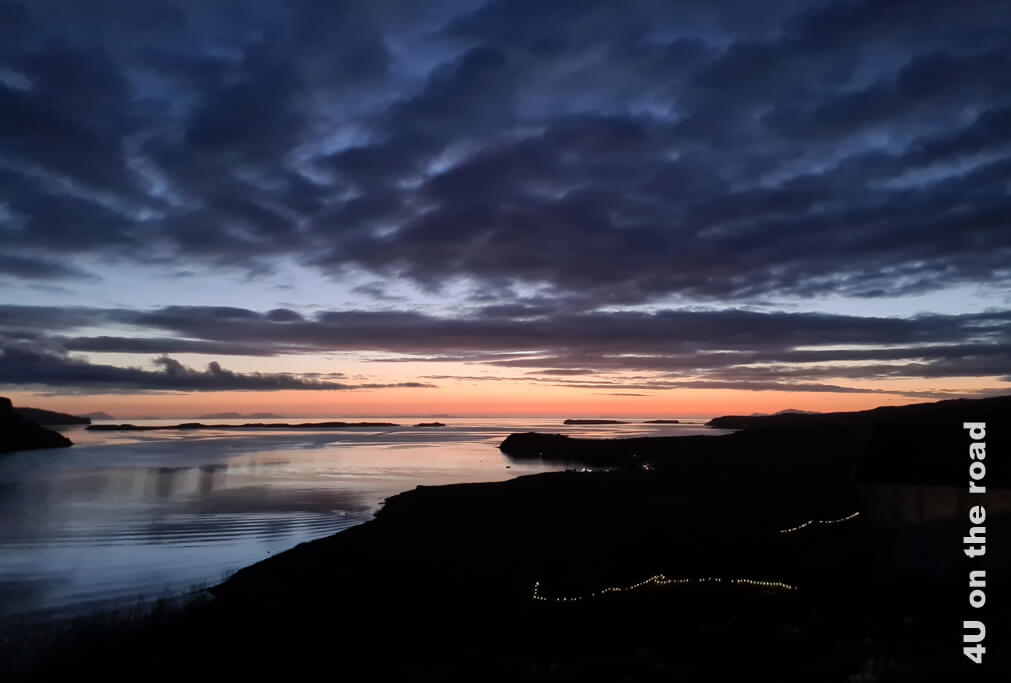 Schon wieder auf der Waternish Halbinsel angekommen, endet die blaue Stunde fast. An Land ist alles dunkel, bis auf vereinzelte Lichter. Das Wasser jedoch wird noch vom rosa Horizont angeleuchtet. Die Oberfläche ist spiegelglatt. 