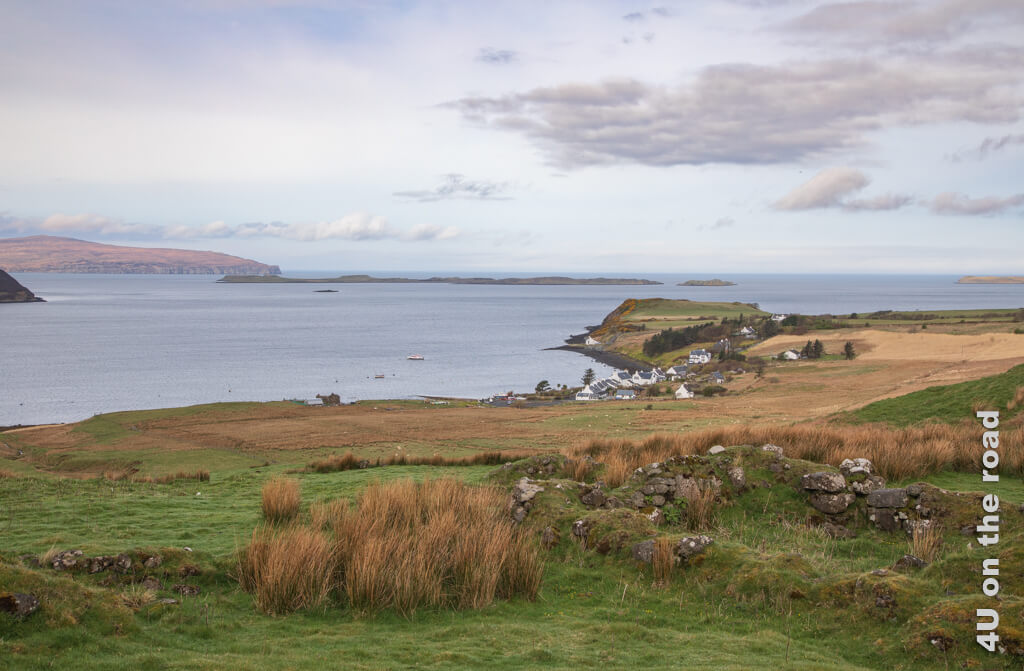 Etwas oberhalb des Ortes sieht man auf das Meer, Inseln und zerklüftete Küste. Stein besteht aus wenigen alten weissen Häusern, die sich dicht aneinander drängen. Auf dem Wasser liegen zwei Schiffe. Stein auf Waternish war das Ziel unserer langen Fahrt von Edinburgh zur Isle of Skye.