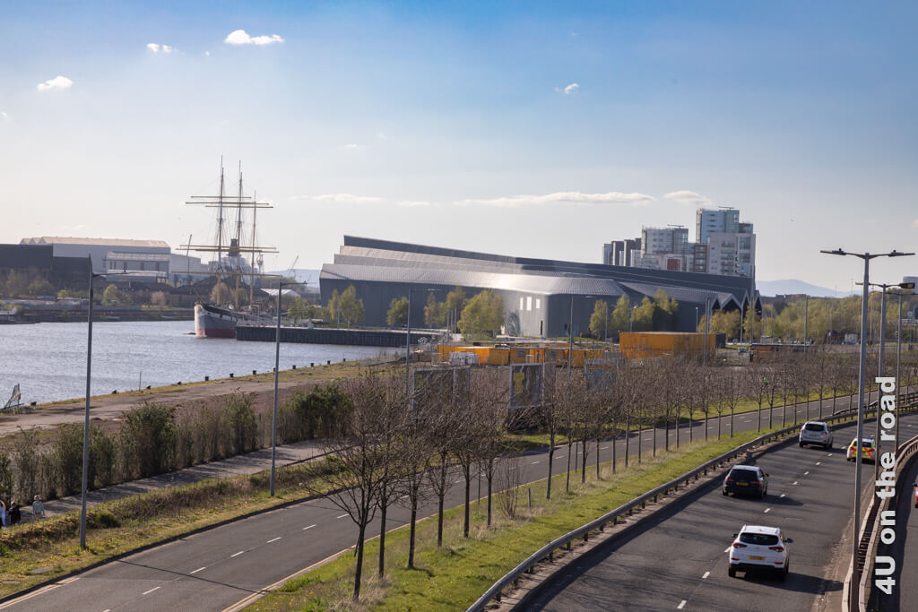 Von der Fussgängerbrücke über den Motorway hat man einen guten Blick auf das Riverside Museum mit dem Segelschiff. Sehr schön sieht man, dass sich die gezackte Form auf dem Dach fortsetzt. Ein Wochenende in Glasgow - zu Fuss entlang des River Clyde.