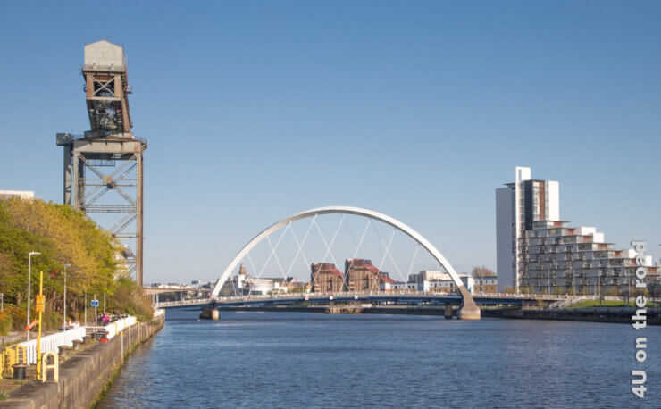 Das Bild zeigt den Finnieston Crane, die Arc Bridge und moderne Häuser und steht für die Geschichte und Moderne Glasgows, die wir an einem Wochenende in Glasgow erleben durften.