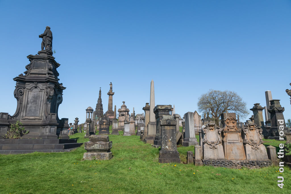 Die Grabmäler auf dem Hügel stehen wie zufällig hingewürfelt. Manche erinnern an ein Denkmal oder eine Siegessäule, andere sehen pavillonähnlich aus.