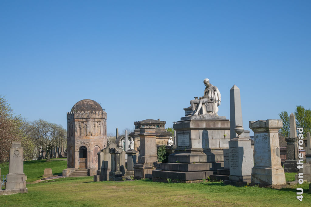 Grabmäler und Denkmäler grosse und kleine stehen auf dem Hügel bunt gemischt. Ein Wochenende in Glasgow - die Necropolis.