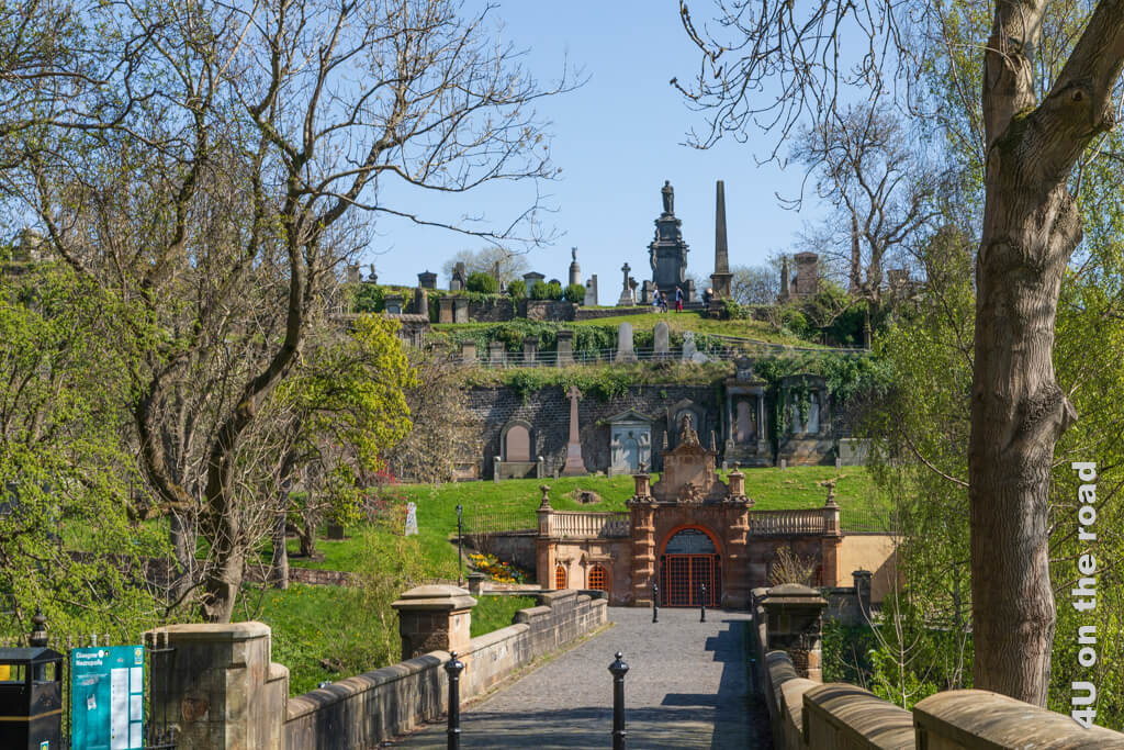 Seufzerbrücke und Grabmale beeindruckenden Ausmasses ziehen sich den Hügel nach oben. Die Nekropolis ist sicher eine Sehenswürdigkeit in Glasgow, die man sich ansehen sollte.