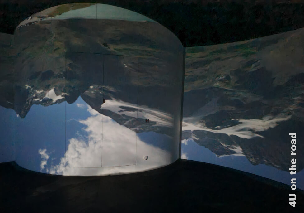 Die Berge stehen kopf in der Camera obscura. Ein Stück vom Lago Bianco ist auch zu sehen.