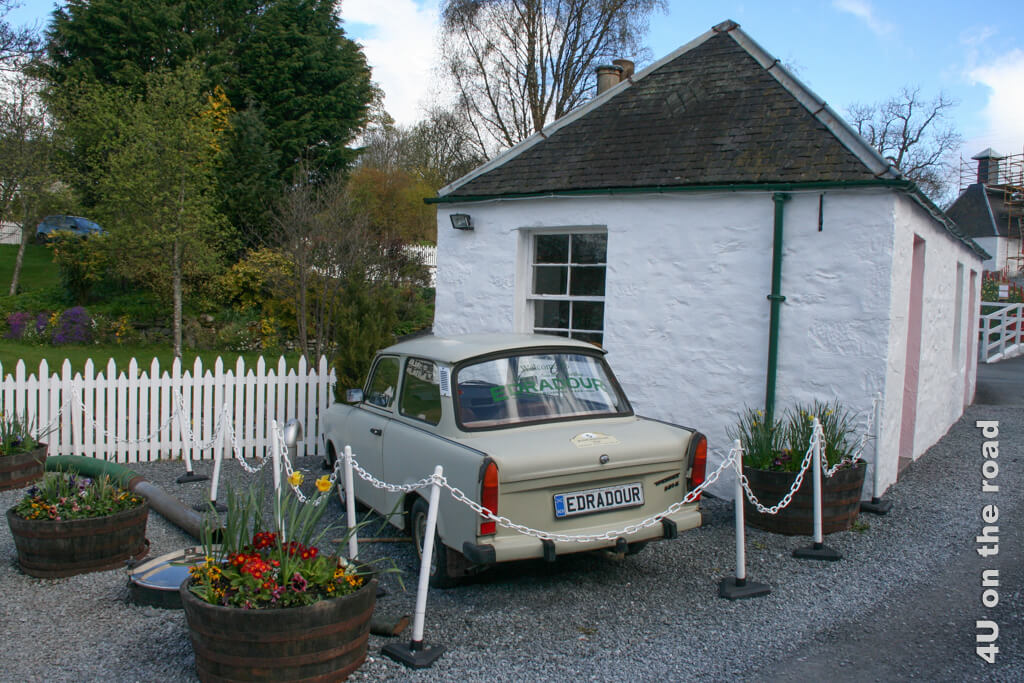 Ein Trabant mit dem Kennzeichen Edradour steht werbewirksam auf dem Gelände der Whisky-Destillerie und wird von allen Besuchern bewundert.