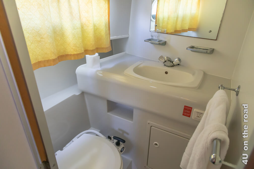 Waschbecken und WC, die Dusche extra. Das ist die Luxusvariante. Sonst gibt es das Duschklo. Hausbootferien in Irland.