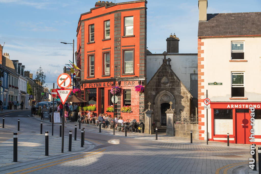 Die kleinste Kapelle Irlands steht eingequetscht zwischen zwei Häusern in Carrick-on-Shannon zu Beginn der belebten Geschäftsstrasse.